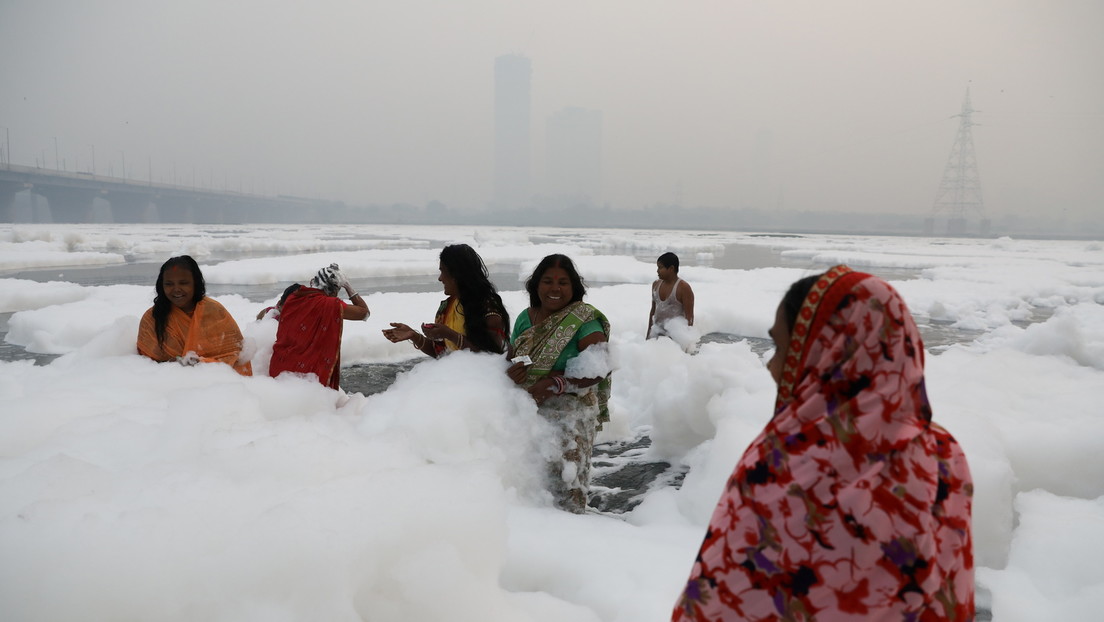 Fest im toxischen Schaum: Hindus beten im verschmutzten Fluss Yamuna
