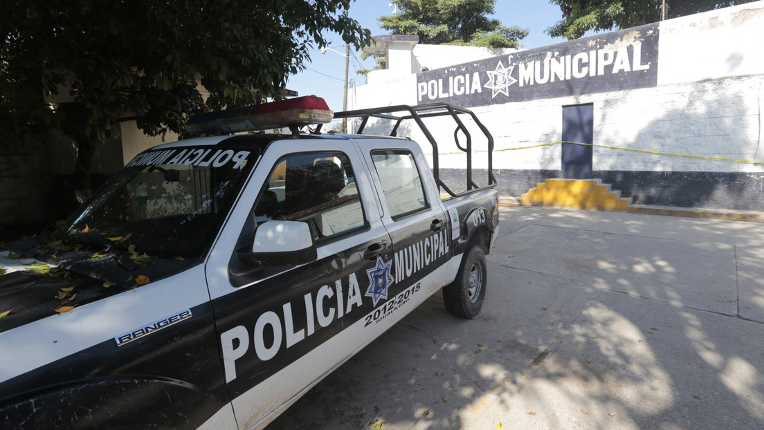 Mexikanische Polizisten beteiligen sich mit Streifenwagen an illegalem Straßenrennen
