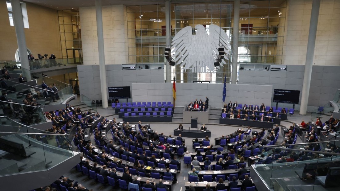 Neue 3G-Regel im Deutschen Bundestag: Geimpfte Medienvertreter erhalten Sonderaufkleber
