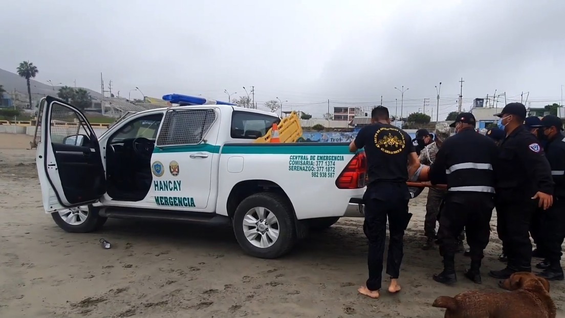 Panne bei Rettungsübung an Strand in Peru: "Verletzter" rutscht mit Tragbahre aus Pick-up