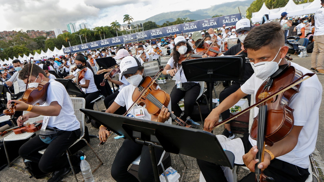 "Slawischer Marsch" in den Bergen Venezuelas – Größtes Orchester der Welt bricht Weltrekord