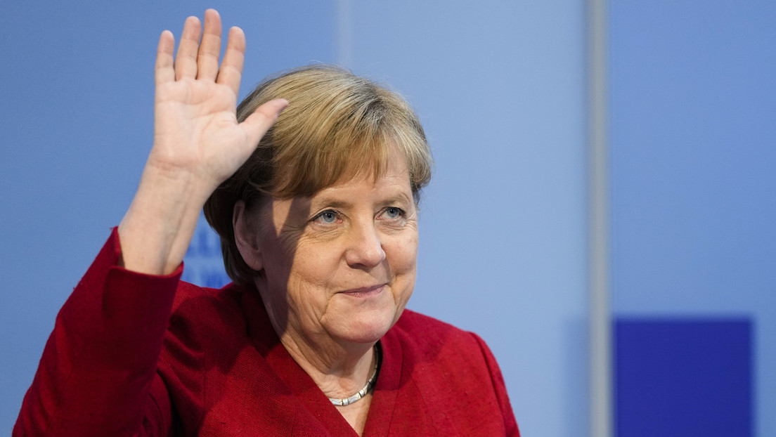Zum Abschied rote Rosen und ein vergessener Farbfilm – Großer Zapfenstreich für Angela Merkel