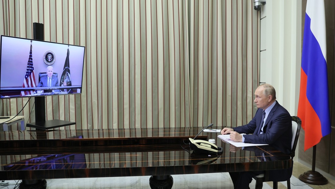 Die erste Videokonferenz zwischen Putin und Biden beginnt