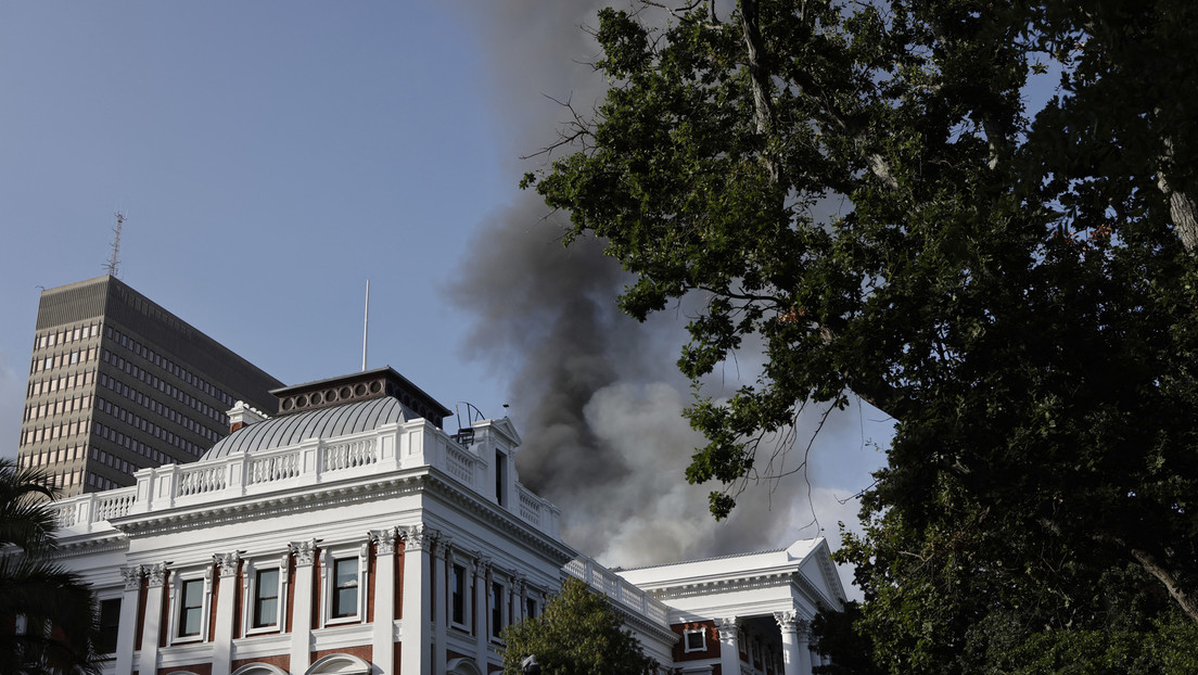 In Kapstadt brennt das südafrikanische Parlament