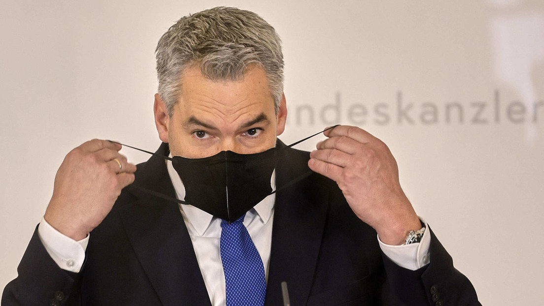 Österreichs Bundeskanzler Karl Nehammer verkündet FFP2-Maskenpflicht  im Freien
