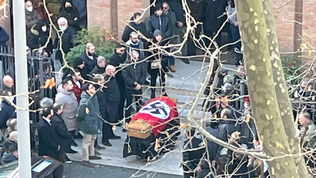 Mitten in Rom: Beerdigung mit Hakenkreuz-Fahne