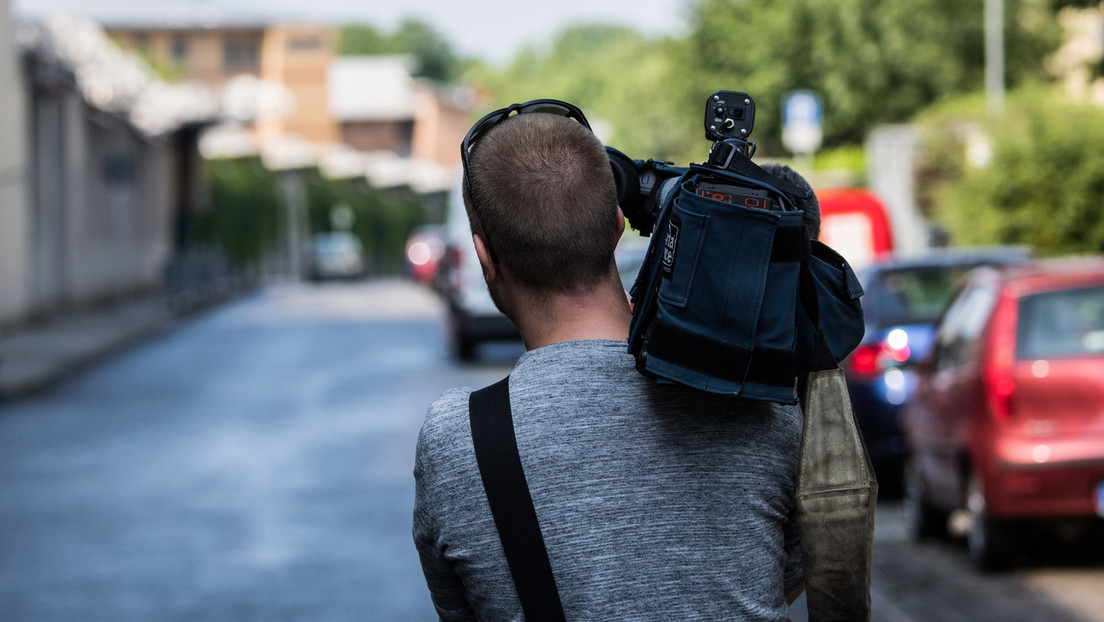 Hitzschlag: Reporter kollabiert bei Live-Schaltung vor Corona-Test-Zentrum