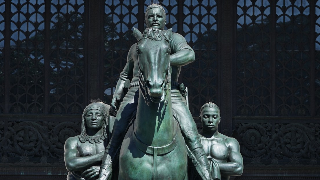 Nach Rassismus-Kritik: 80 Jahre altes Theodore-Roosevelt-Denkmal am New Yorker Museum abgerissen