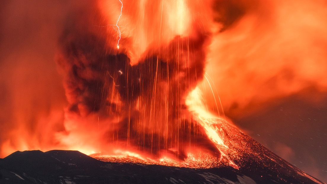 Spektakulärer Ausbruch des Ätna verursacht "vulkanisches Gewitter" mit Blitzen