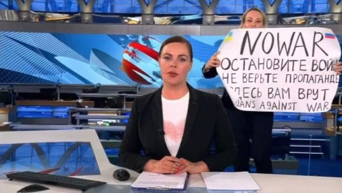 Live im russischen Fernsehen: Mitarbeiterin zeigt Anti-Kriegs-Plakat
