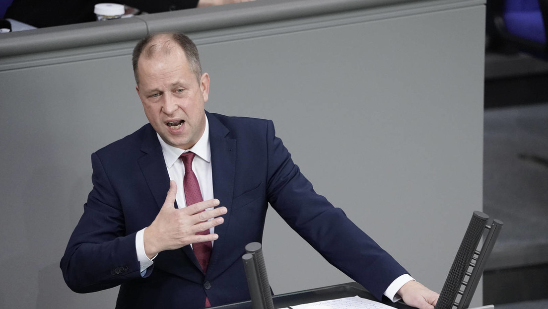 "Nationale Kraftanstrengung": NRW-Integrationsminister erwägt Aufnahmelager im Osten Deutschlands