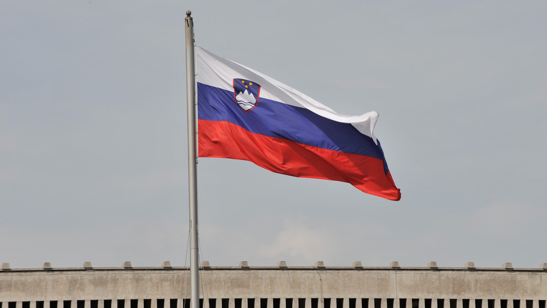 Slowenische Botschaft in Kiew musste ihre Flagge entfernen, weil sie der russischen ähnelt