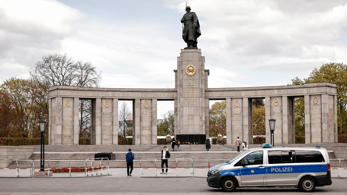 "Nazis raus": Botschafter Melnik legt Kranz am Ehrenmal im Tiergarten nieder