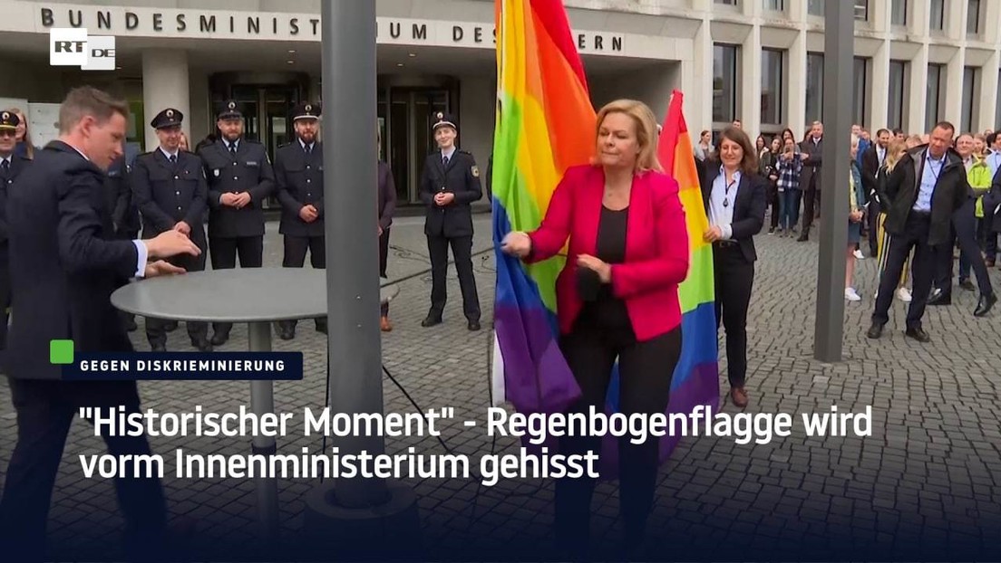 "Historischer Moment" - Regenbogenflagge wird vorm Innenministerium gehisst