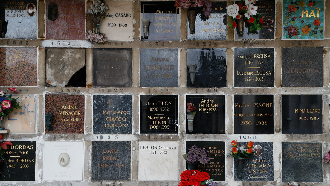 "Aktion" für Selenskij in Paris: Vandalen schänden Grabsteine von Berühmtheiten mit Sprechblasen