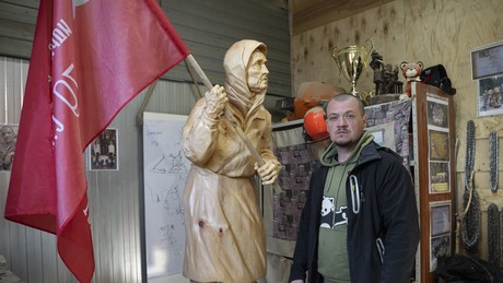 Rote Flagge, Trikolore und Babuschka Z: Die Schichtspaltung der russischen Gesellschaft