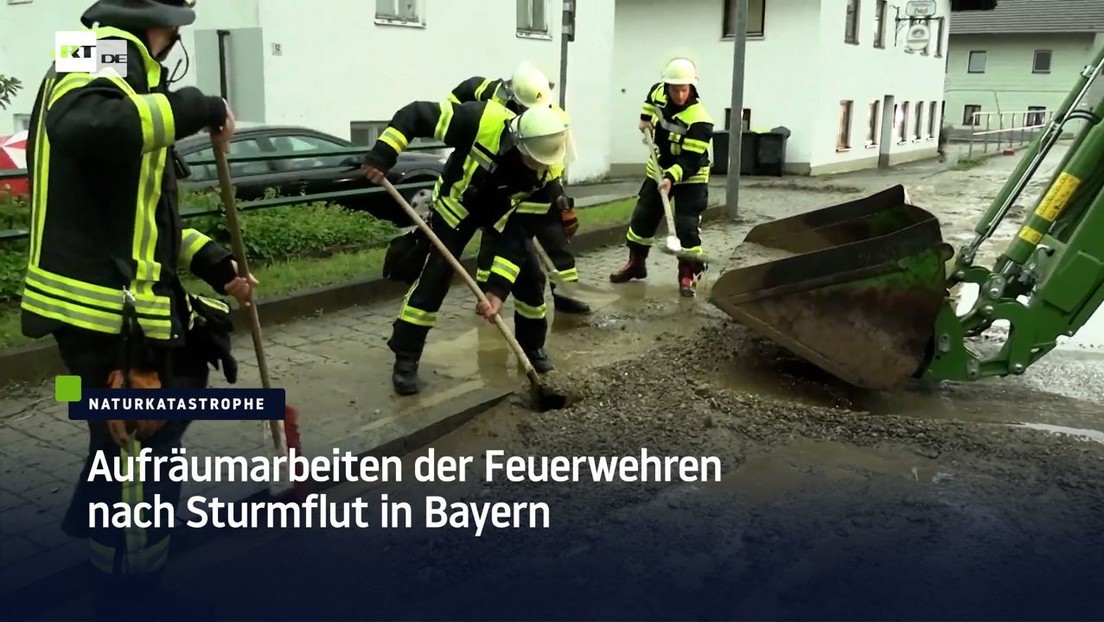 Aufräumarbeiten der Feuerwehren nach Sturmflut in Bayern