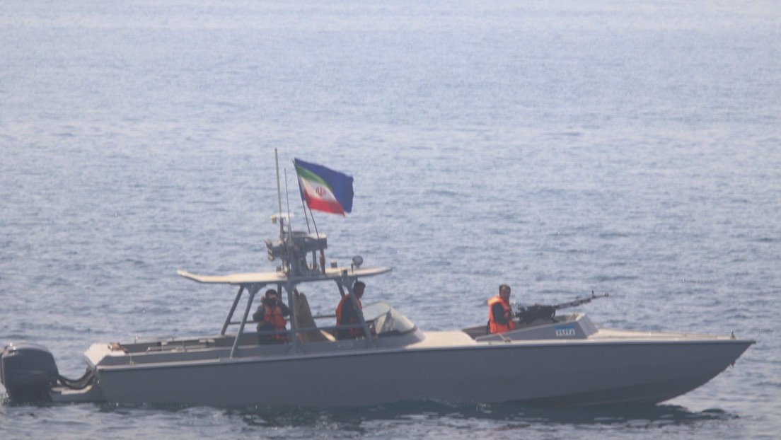 Straße von Hormus: US-Schiff gibt Leuchtsignale zur Abschreckung von iranischen Schnellbooten ab