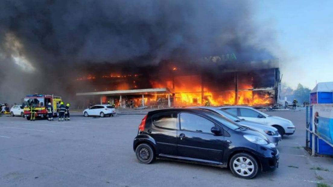 Ukraine: Brand im Einkaufszentrum von Krementschug – Kiew beschuldigt Russland des Beschusses