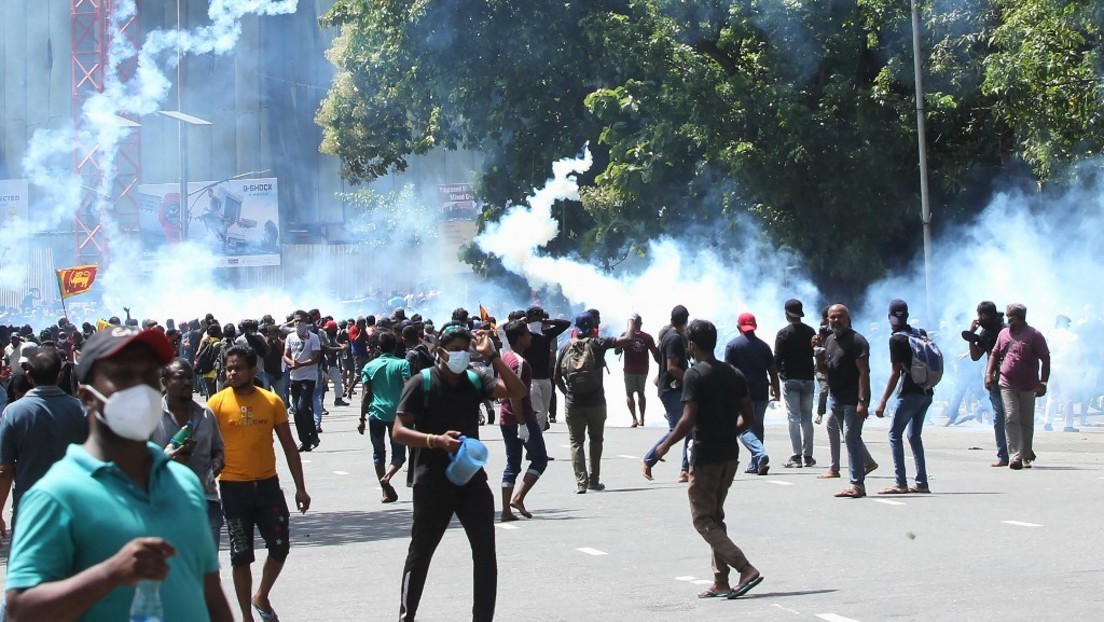 Sri Lanka: Demonstranten stürmen Präsidentensitz – Regierung tritt zurück