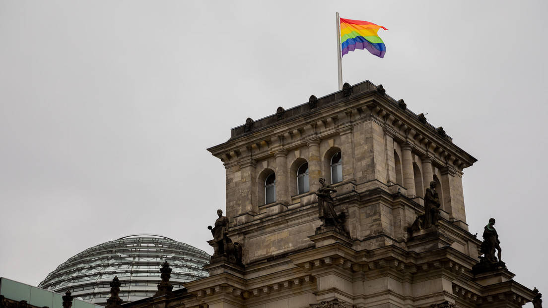 Regenbogenflagge über dem Reichstag gehisst