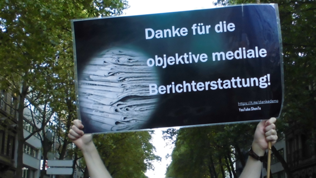 Teilnehmer der Kölner Satire-Demo "bedanken" sich für die Corona-Politik (Fotoreihe)