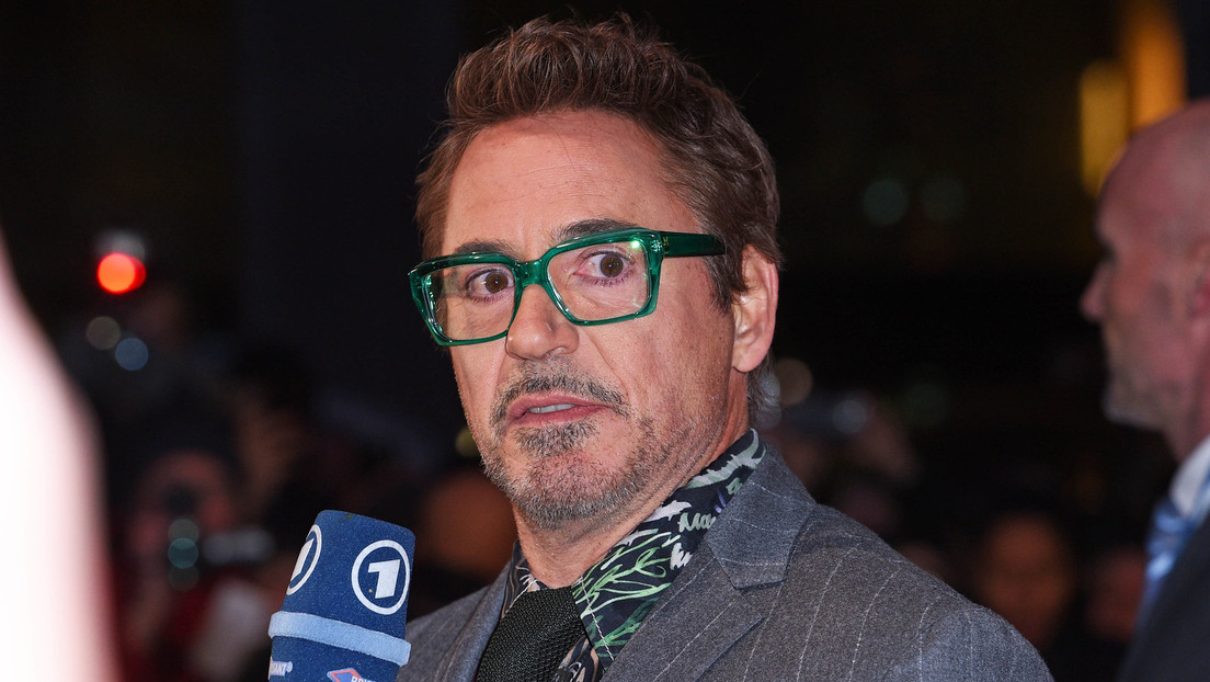 Twitter-Blase in Rage: Schauspieler Robert Downey Jr. trägt Socken mit Aufschrift "Russland"