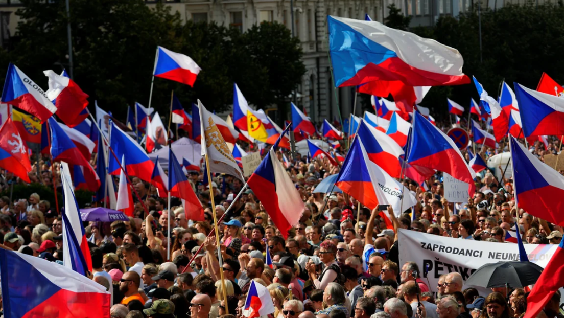 Proteste in Prag mit 100.000 Teilnehmern: "Wir holen uns unser Land zurück!"