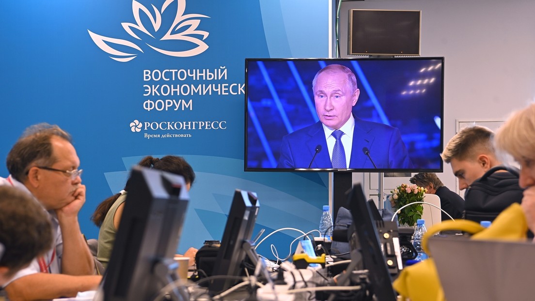 LIVE: Wladimir Putin spricht mit den Moderatoren der wichtigsten Panels beim EEF-2022