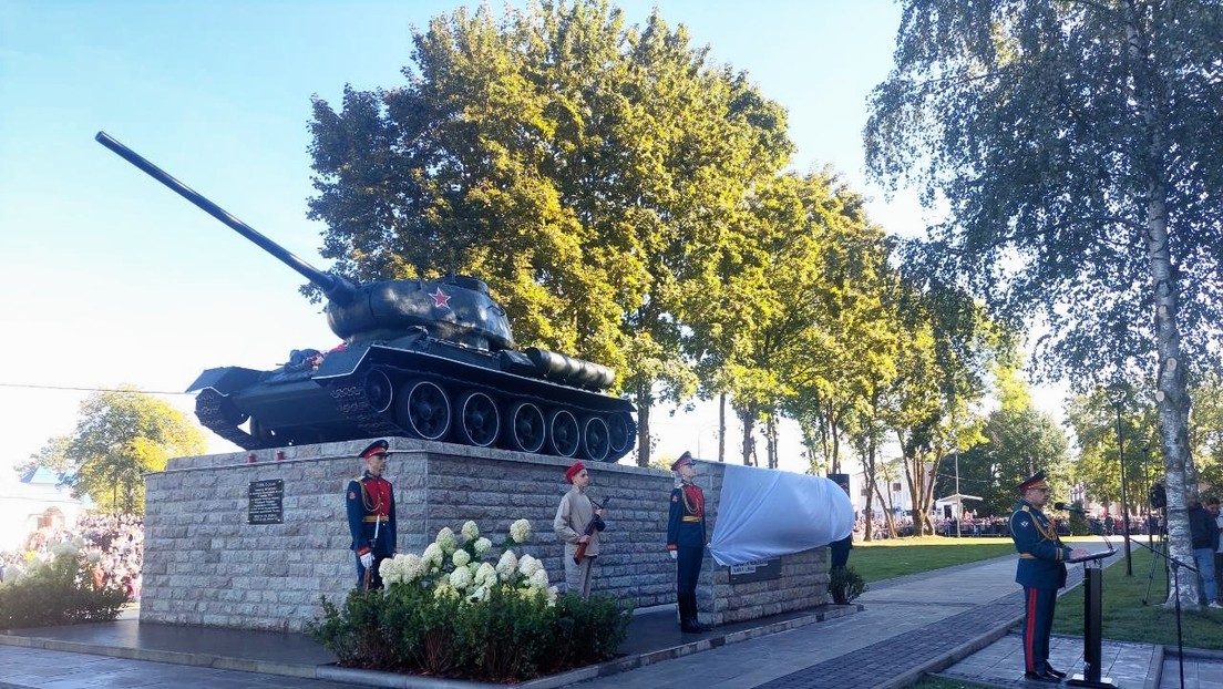 Russland enthüllt ein T-34-Panzerdenkmal nahe der estnischen Grenze