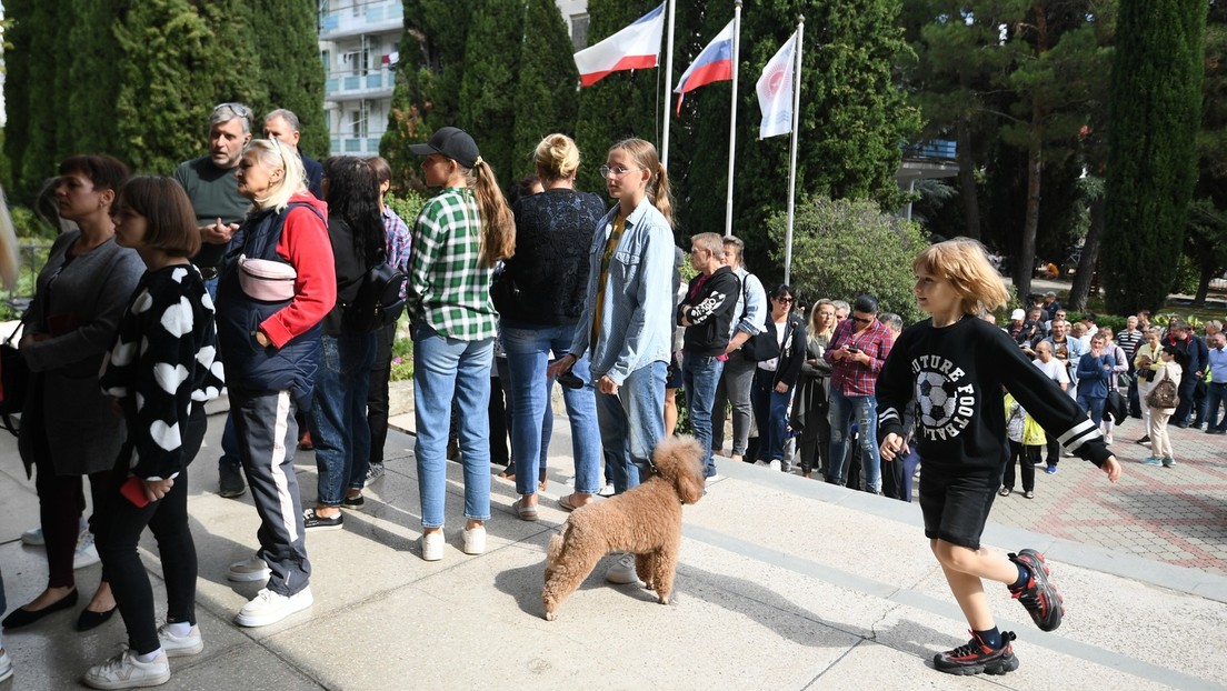 Hohe Beteiligung bei Volksabstimmungen im Donbass – trotz Beschuss, Terror und Fake News