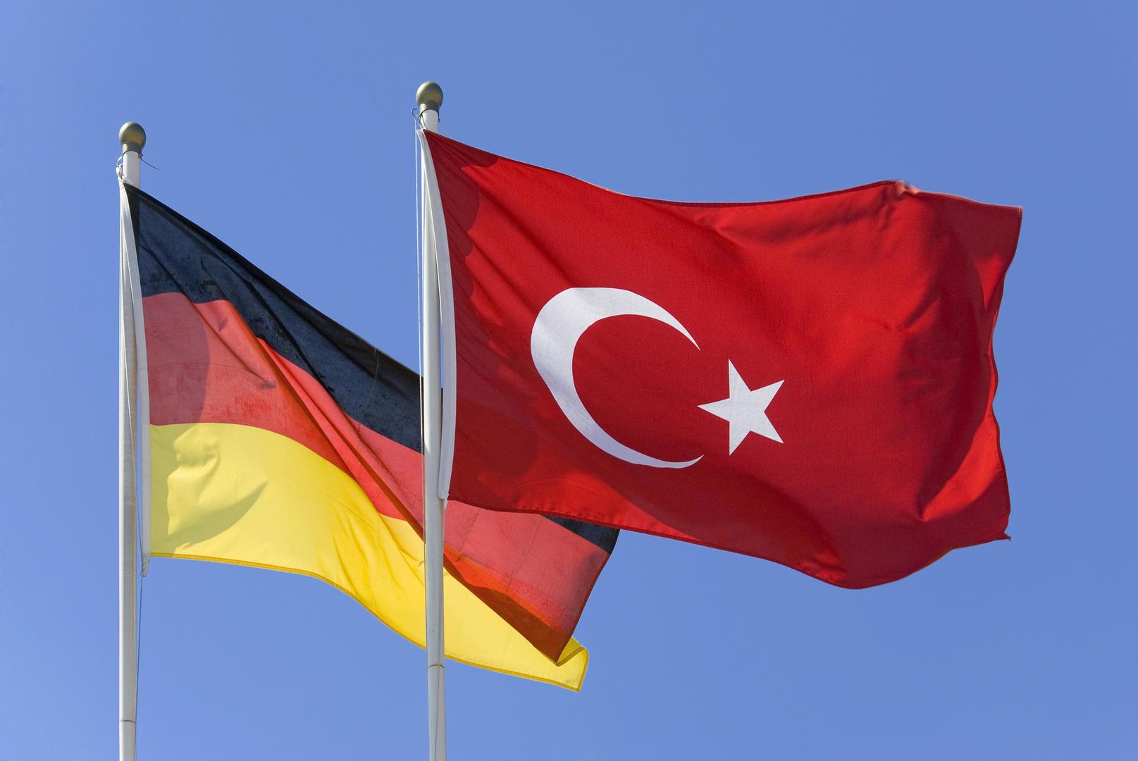 Turkey germany. Германия и Турция. Флаг Германии и Турции. Атрибуты власти в Турции. Турция - Россия - Германия флаги.