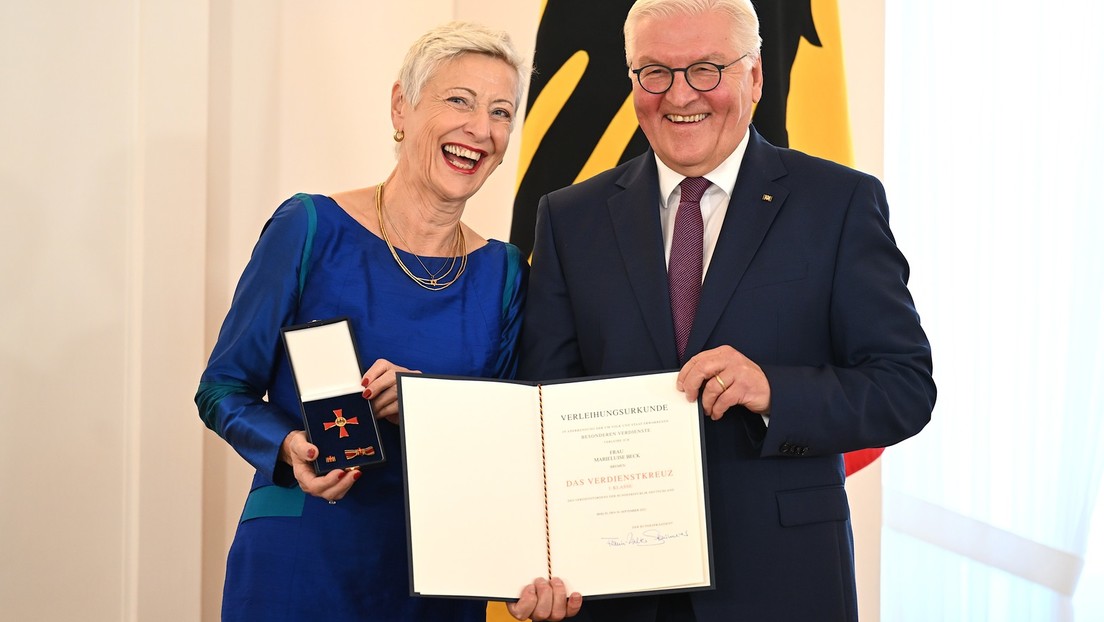 Gut lachen: Marieluise Beck erhält das Bundesverdienstkreuz 1. Klasse