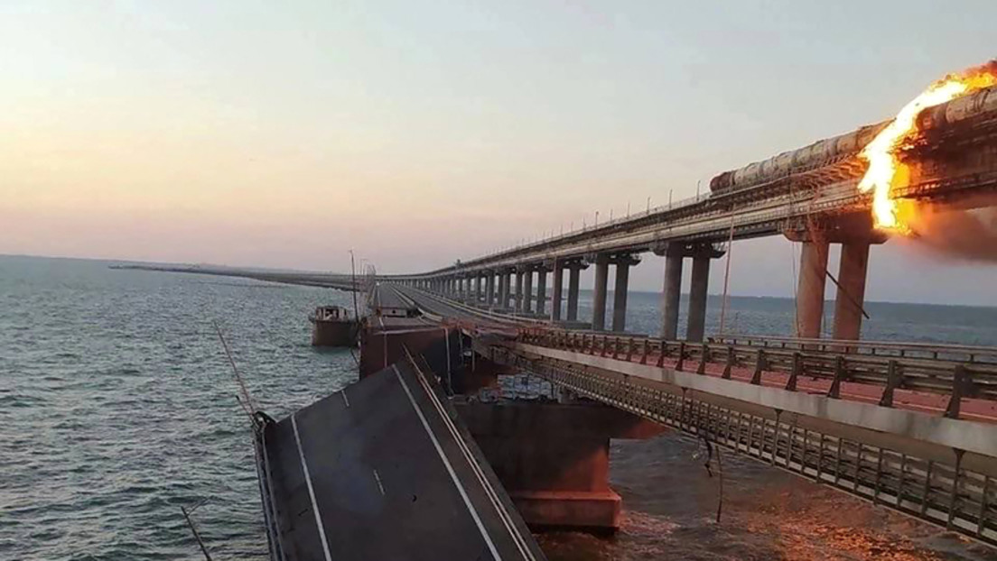 Russlands Antiterrorkomitee: Lkw auf Krim-Brücke gesprengt, zwei Fahrbahnen teilweise eingestürzt