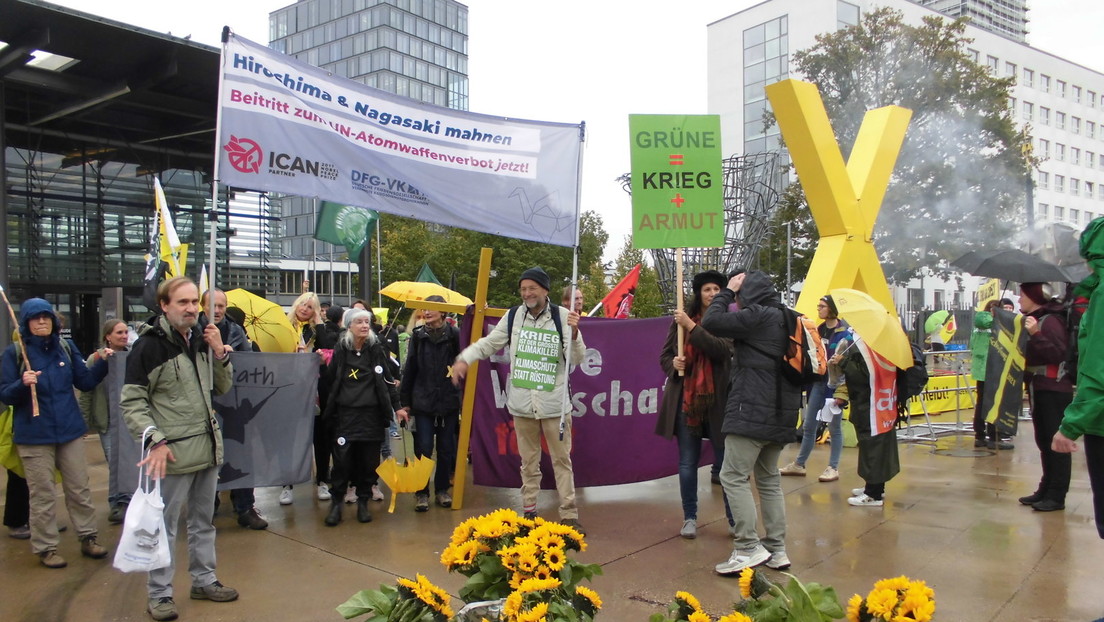 Hinter Drängelgittern: Proteste beim Grünen-Parteitag gegen Kriegs-, Umwelt- und Frauenpolitik