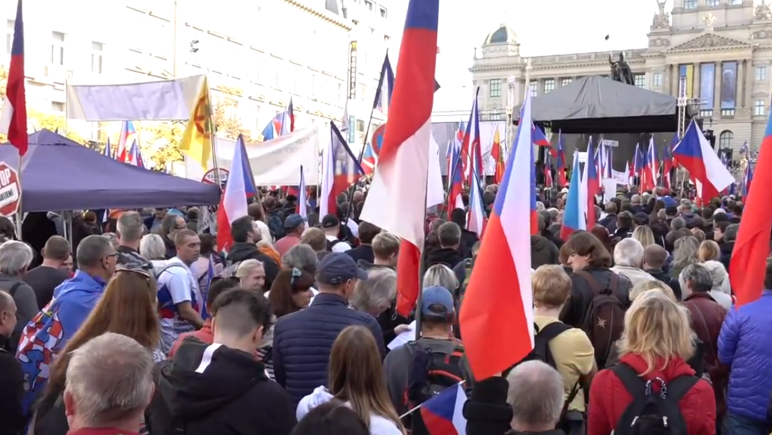 Massenproteste in Prag – Demonstranten fordern direkte Gespräche mit Russland