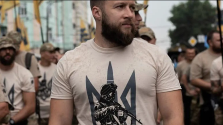 Ukrainischer Neonazi veröffentlicht Schock-Video mit Massaker an Zivilisten im Gebiet Charkow