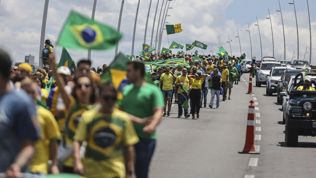 Proteste nach Präsidentenwahl in Brasilien: Auto fährt in Straßenblockade von Bolsonaro-Anhängern