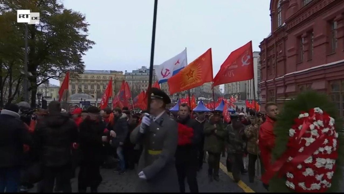 LIVE: 105 Jahre Oktoberrevolution – Kranzniederlegung am Lenin-Mausoleum in Moskau