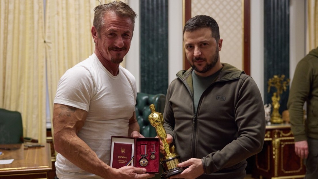 Selenskij erhält Oscar –  Geschenk von Sean Penn