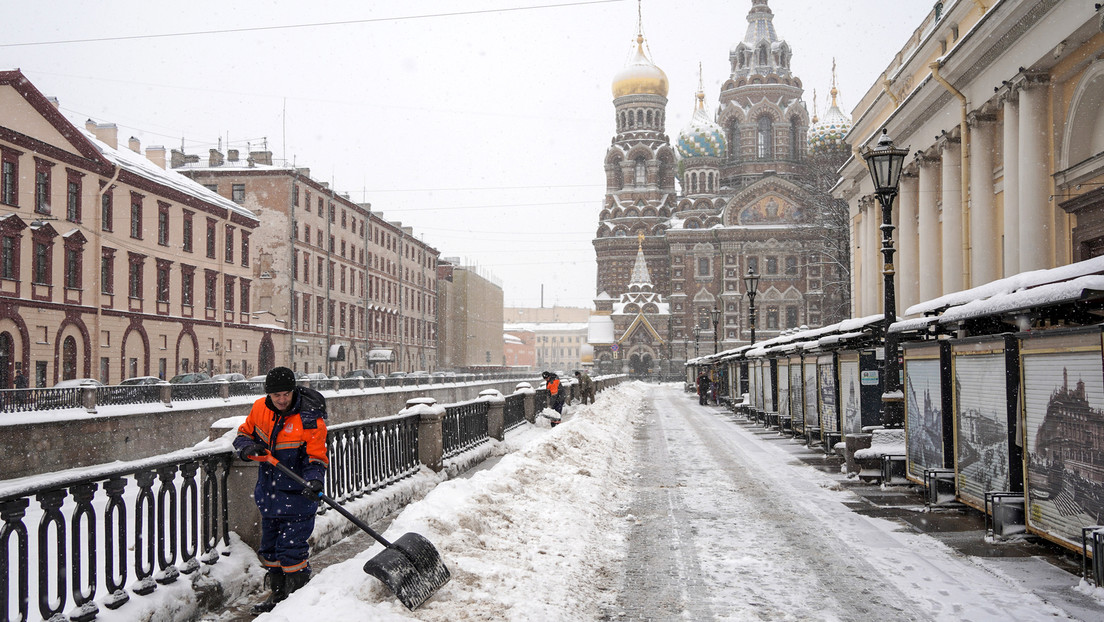 Präventive Maßnahme: Sankt Petersburg übt Schneeräumung – bei Plusgraden und sauberen Straßen