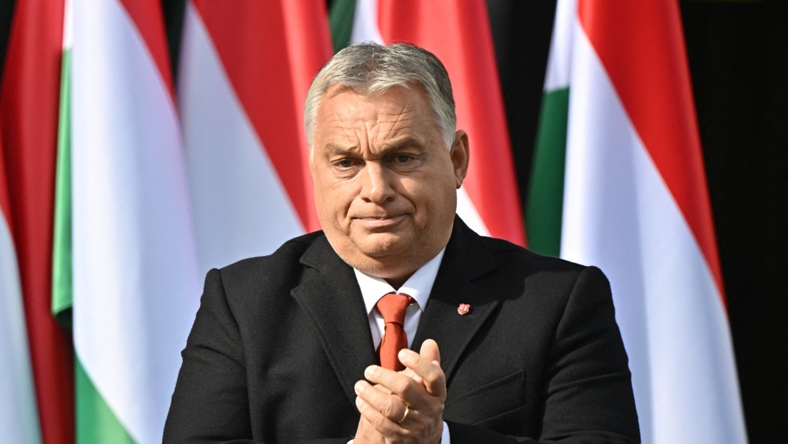 Wegen Orbáns "Großungarn-Schal": Ukrainisches Außenamt will Botschafter einbestellen   