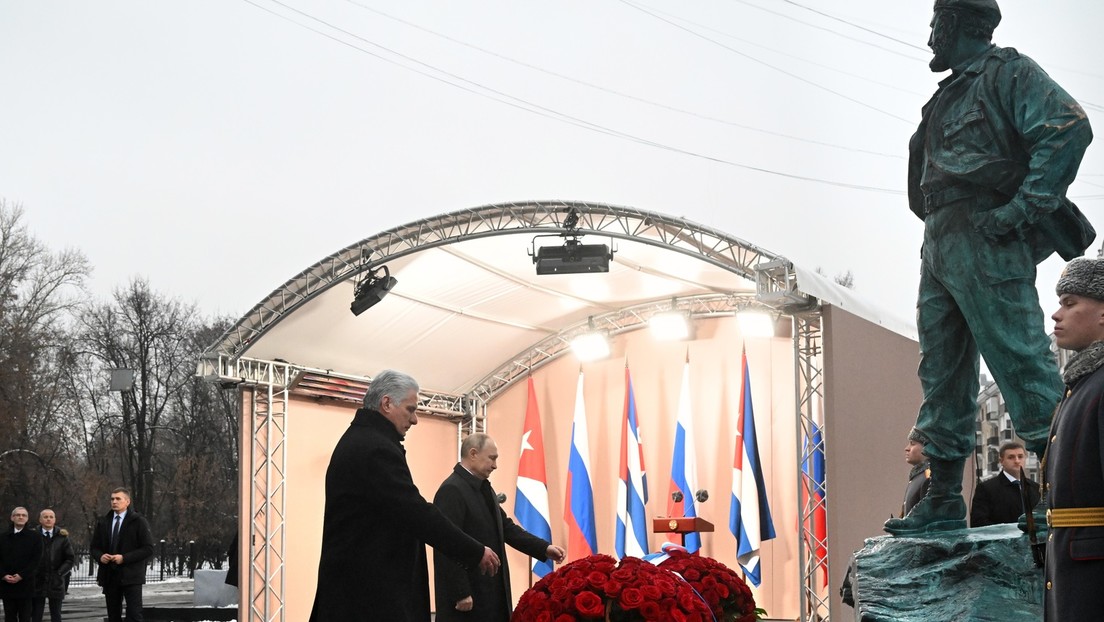 Wladimir Putin und Miguel Díaz-Canel weihen Denkmal für Fidel Castro in Moskau ein