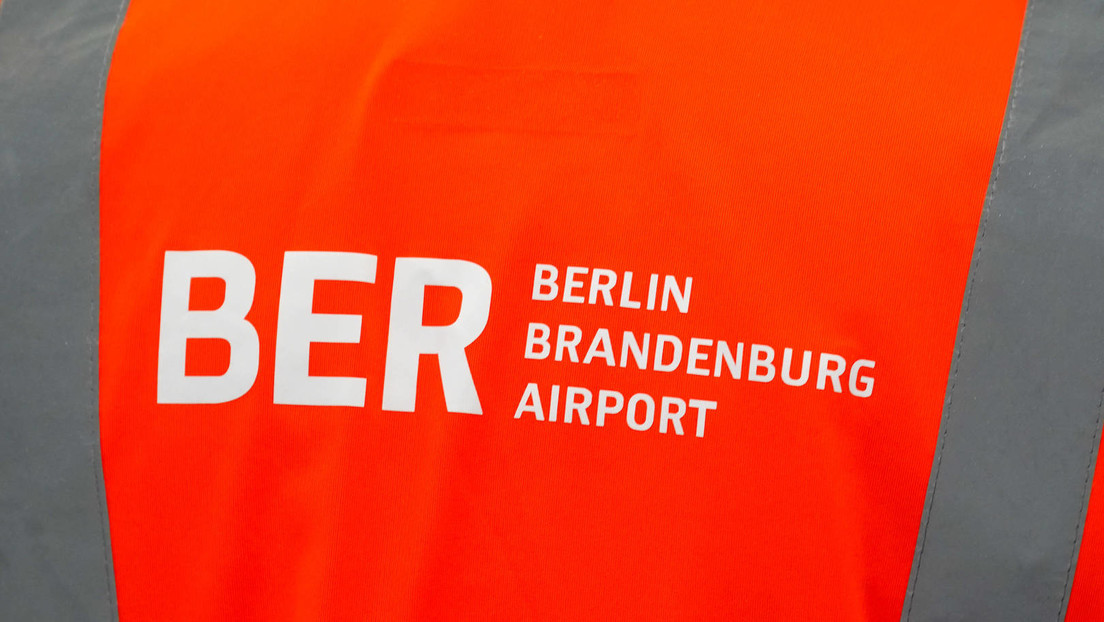 BER: "Klimaaktivisten" blockieren Rollfeld – Flugbetrieb eingestellt