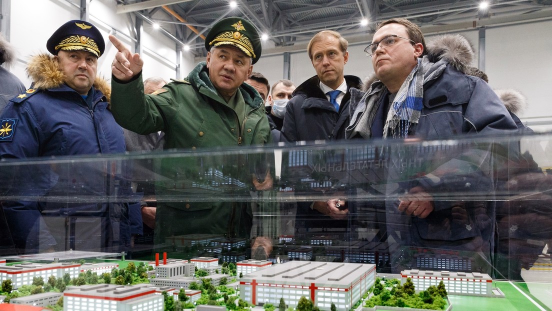 Sergei Schoigu kündigt erhöhte Finanzierung der staatlichen Verteidigungsaufträge im Jahr 2023 an