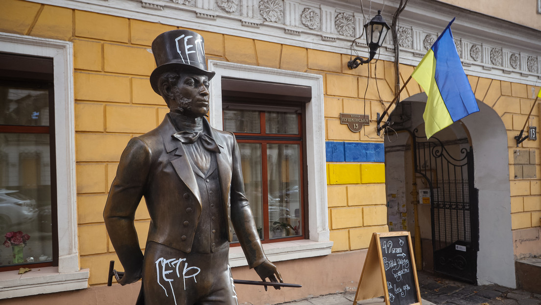 Wie der Stahl eingeschmolzen wurde – Ukraine reißt Denkmal für weiteren großen Schriftsteller ab