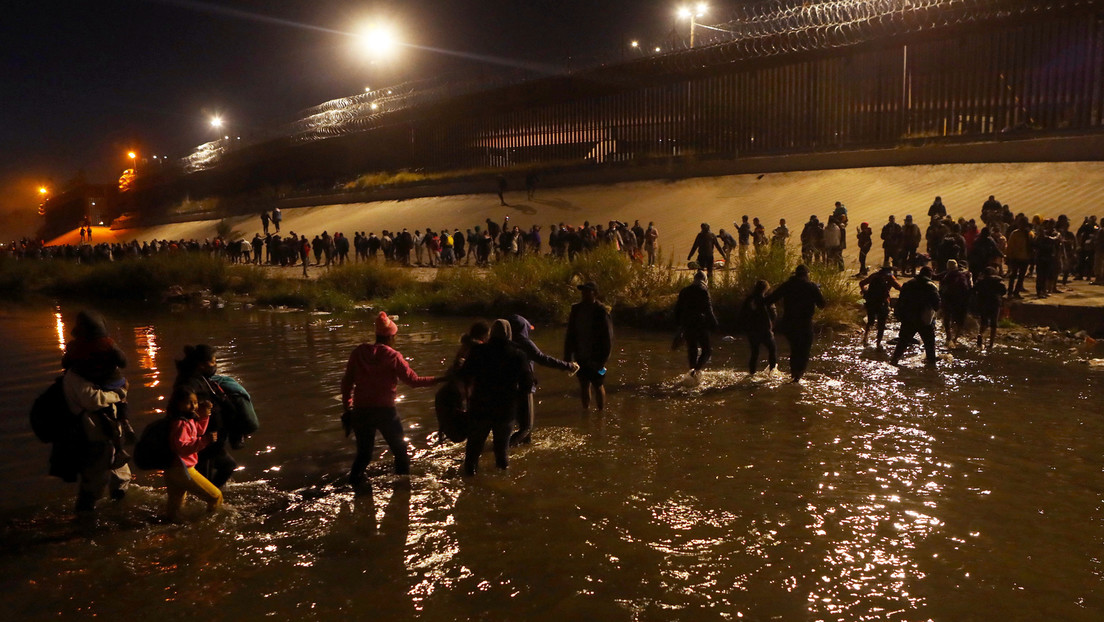 Migrantenzustrom in die USA: Tausende Menschen durchbrechen die Grenze bei El Paso
