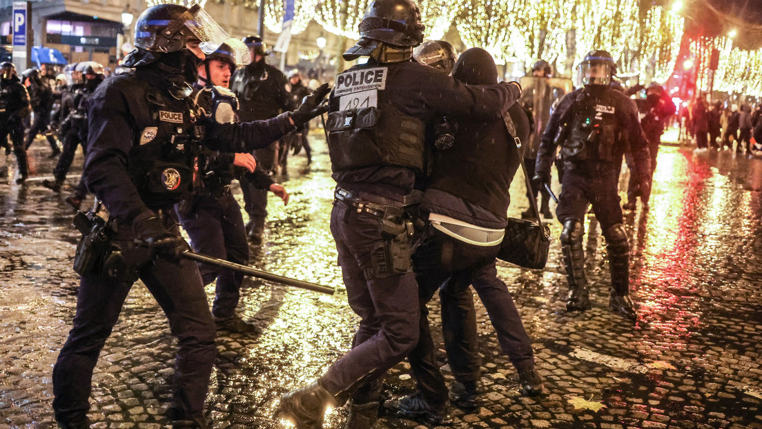 Nach Sieg Argentiniens bei der Fußball-WM: Polizei löst Menschenmenge in Paris auf