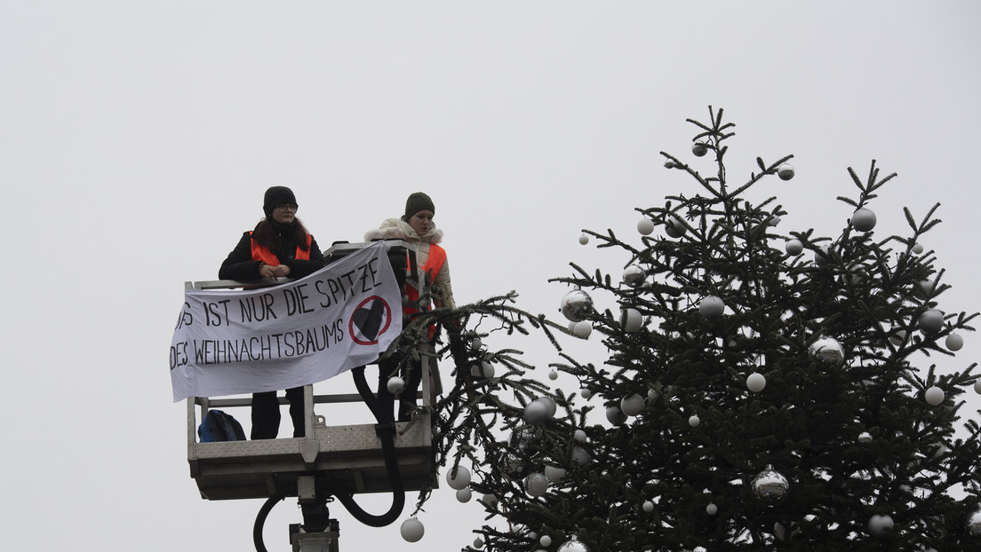 Nichts ist mehr heilig: "Letzte Generation" enthauptet Weihnachtsbaum am Brandenburger Tor