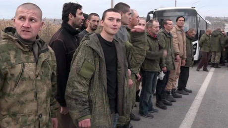 Liveticker Ukraine-Krieg: 50 russische Soldaten kehren aus ukrainischer Gefangenschaft zurück
